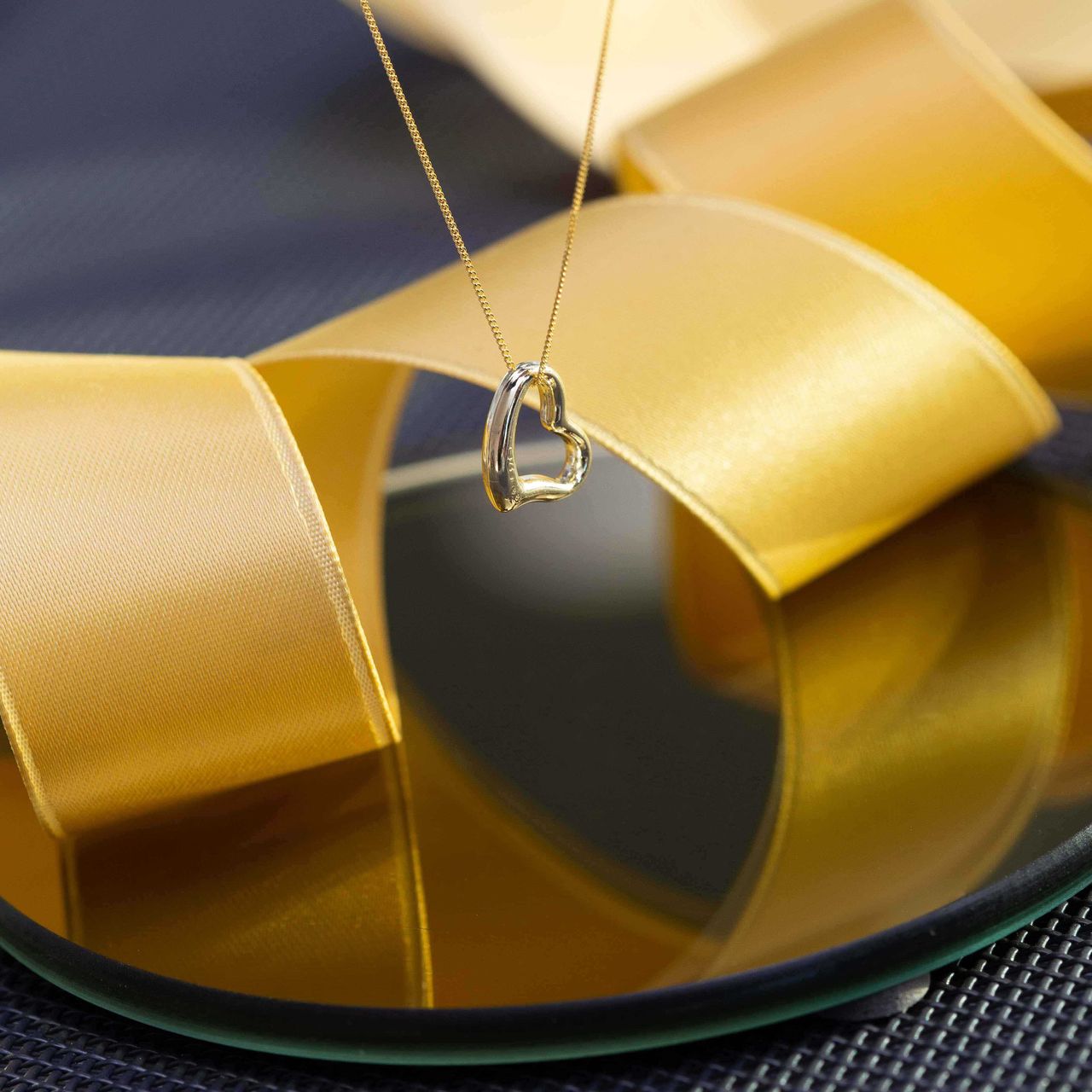 Halskette aus 375 Gold mit Anhänger, offenes Herz