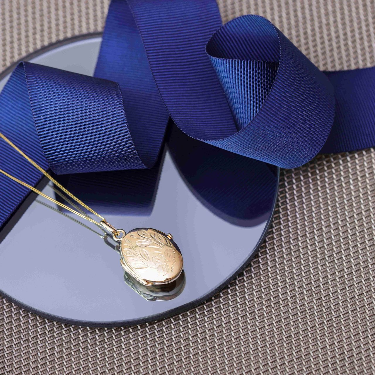 Halskette aus 375 Gold mit Blumenmedaillon