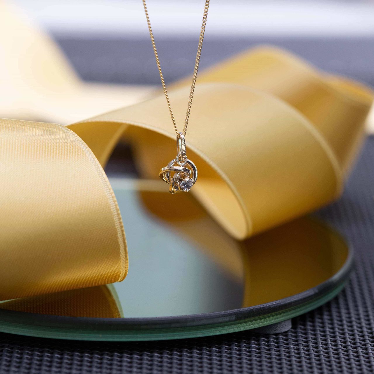 Kette aus 375 Gold mit Knotenanhänger mit Zirkonia