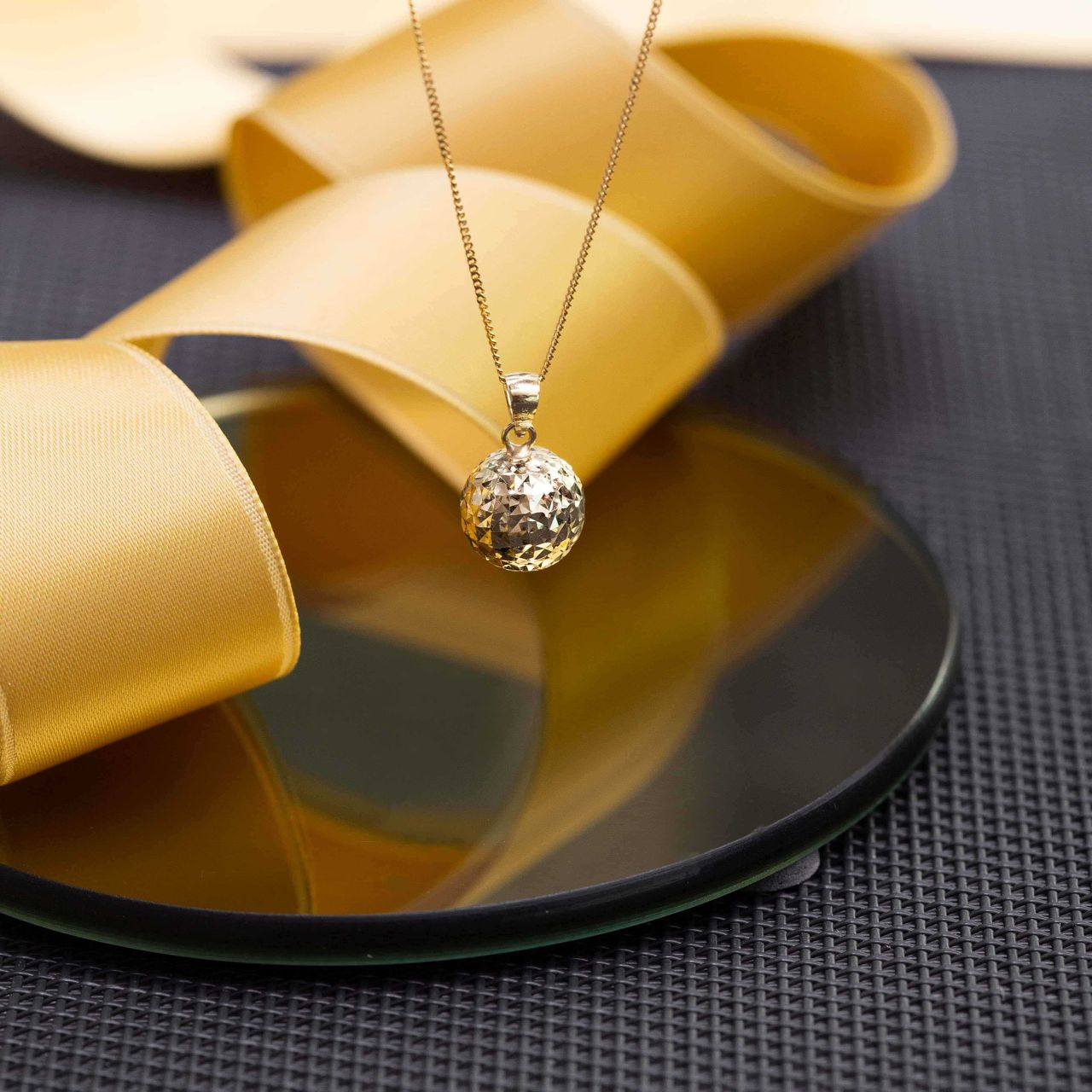 9 karaat ketting met hanger bol voor dames