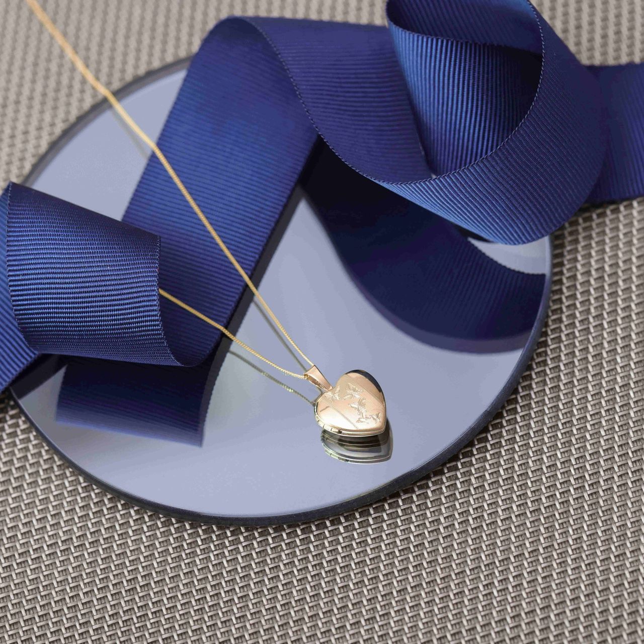 Halskette aus 375 Gold, Herzmedaillon mit Schmetterlingen
