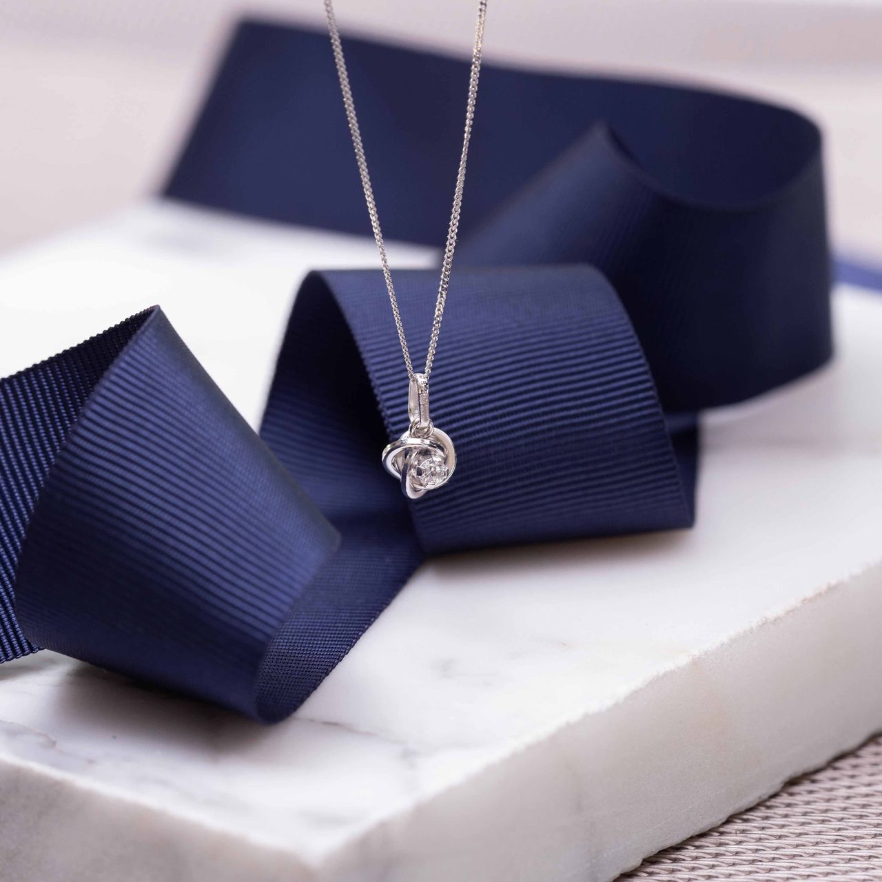 9 karaat ketting met hanger knoop met zirkonia voor dames