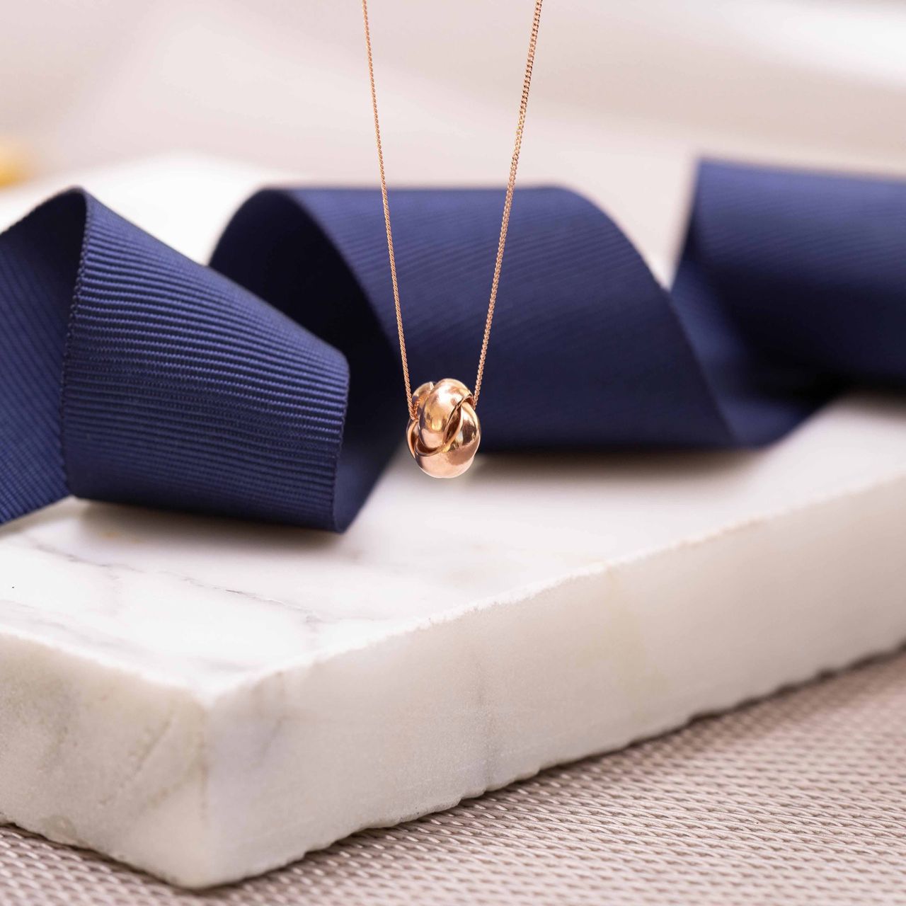 375 Gold Halskette mit Knotenanhänger, rosa
