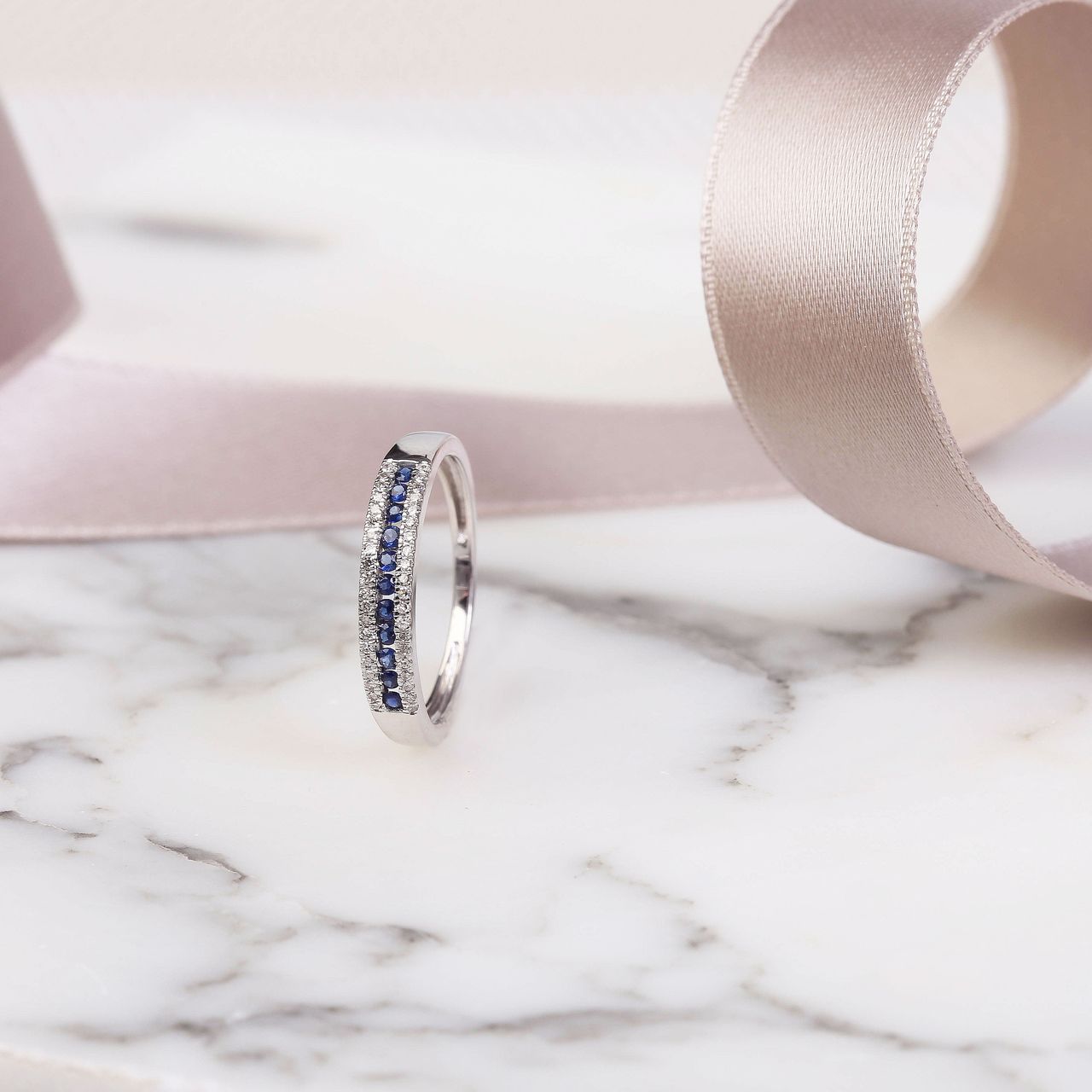 14 Karaat witgouden ring saffier en diamant 0,06ct
