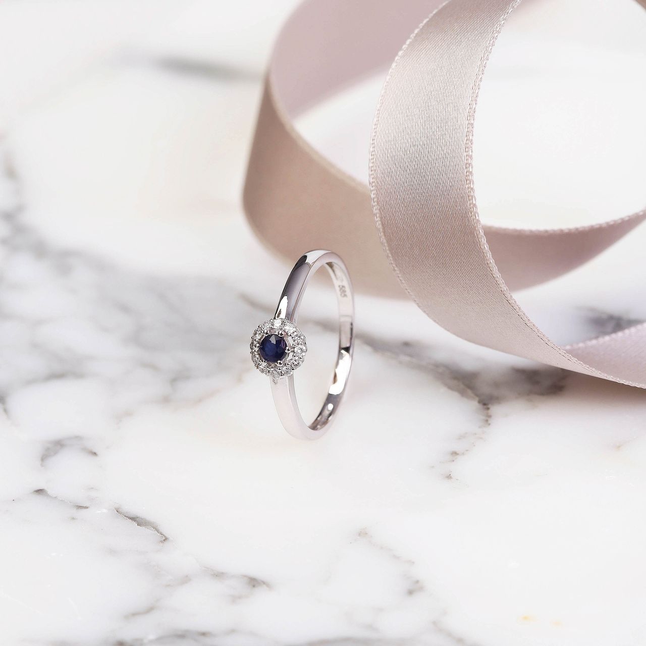 14K Witgouden ring saffier en 12 diamanten 0.08ct