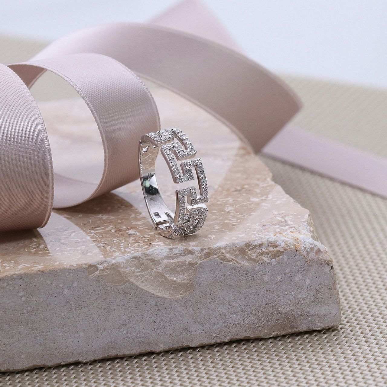 14 karaat witgouden ring fantasie 71 diamanten 0,43ct