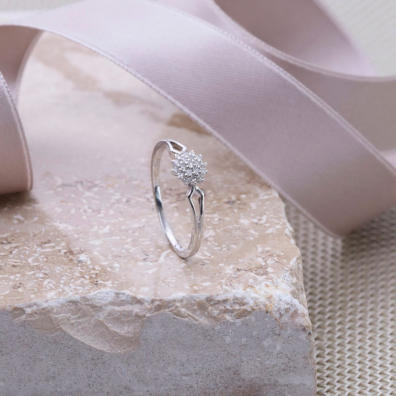 14 karaat witgouden ring entourage 19 diamanten 0,12ct