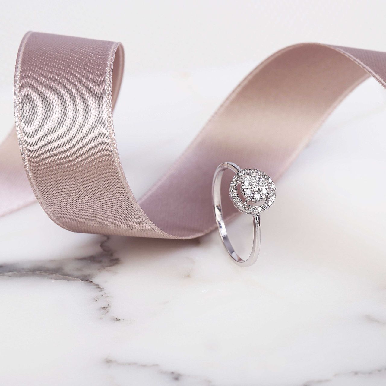 14 karaat witgouden ring entourage 27 diamanten 0,13ct