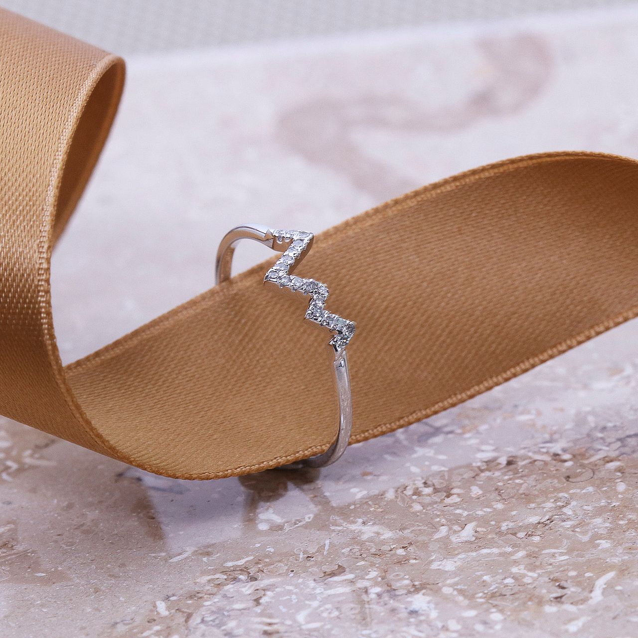 585 Gelbgold-Ring Herzschlag mit Diamanten