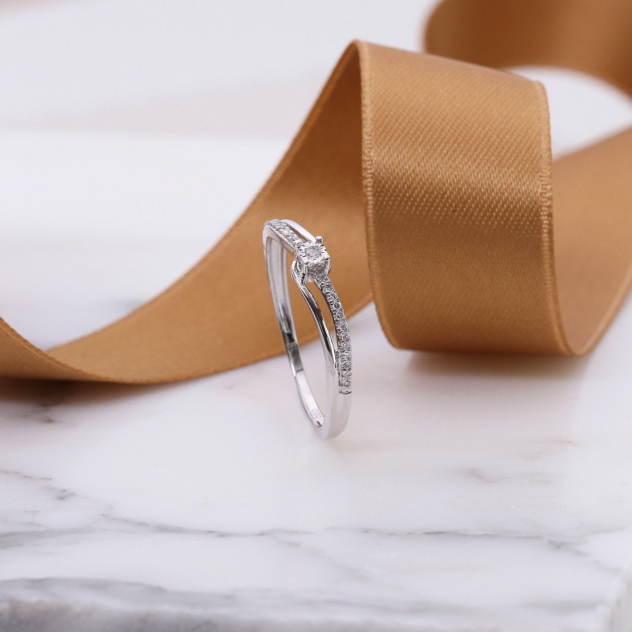 14 Karaat witgouden ring met 25 diamanten 0,05ct