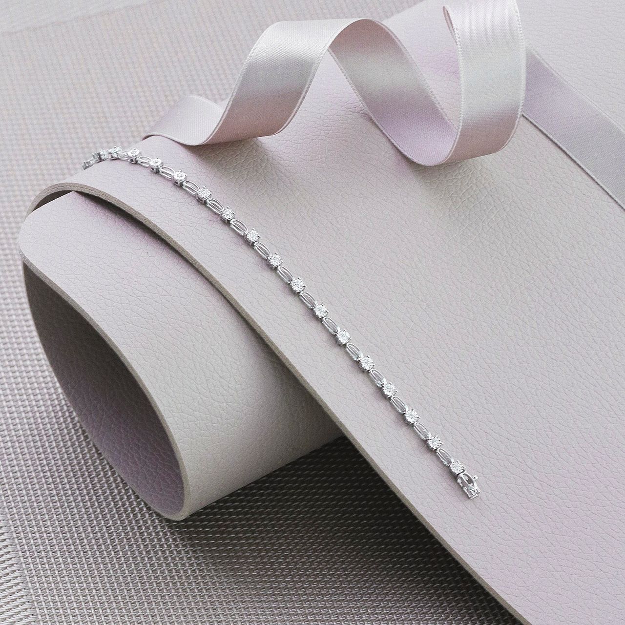 Armband, 585 Weißgold, mit Diamanten (0,30 ct)