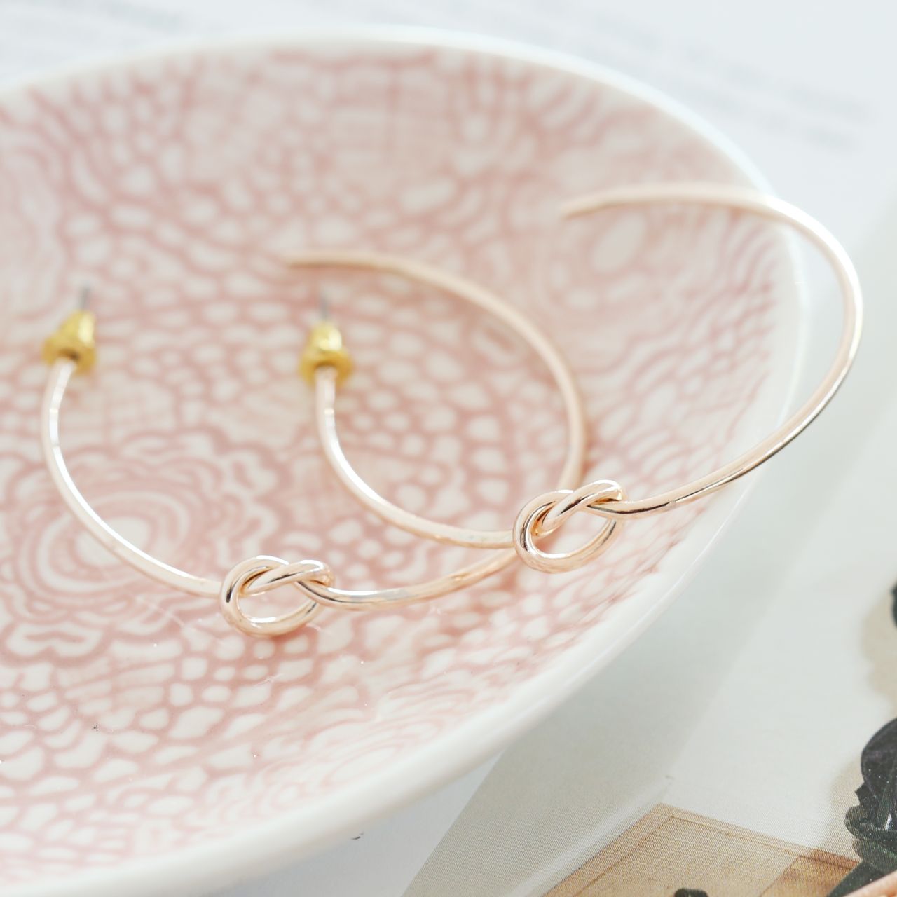 Goudkleurige byoux oorringen met knoop