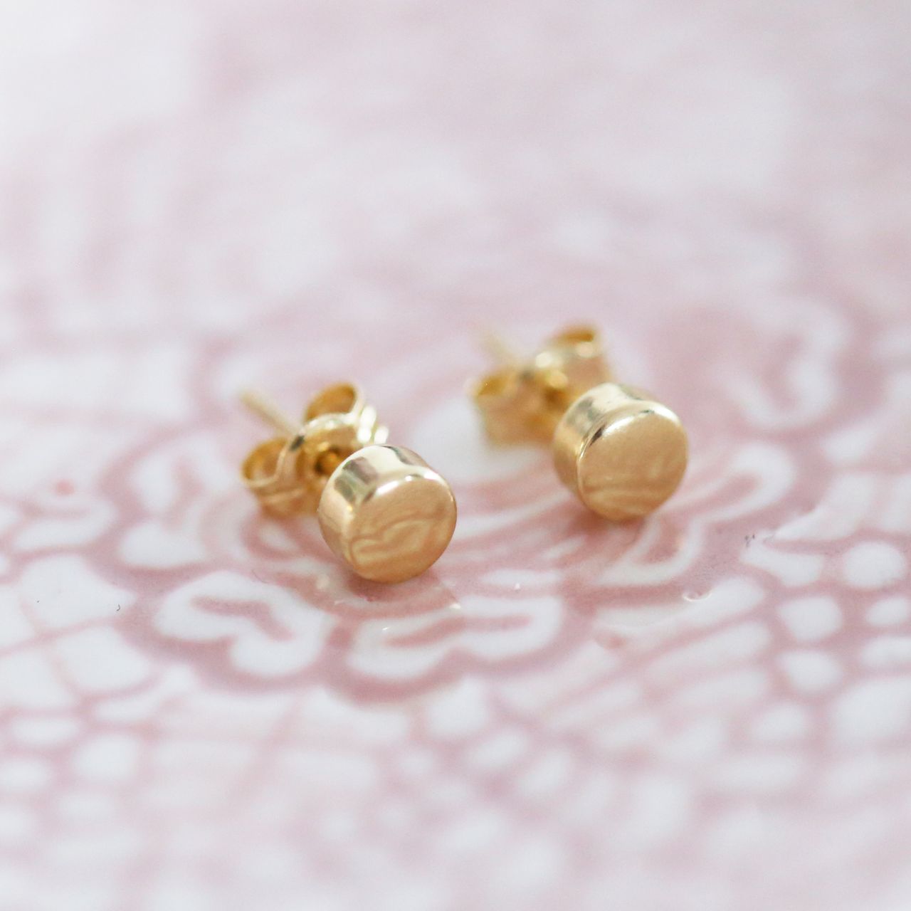 Runde Ohrringe aus 585 Gelbgold, 4 mm