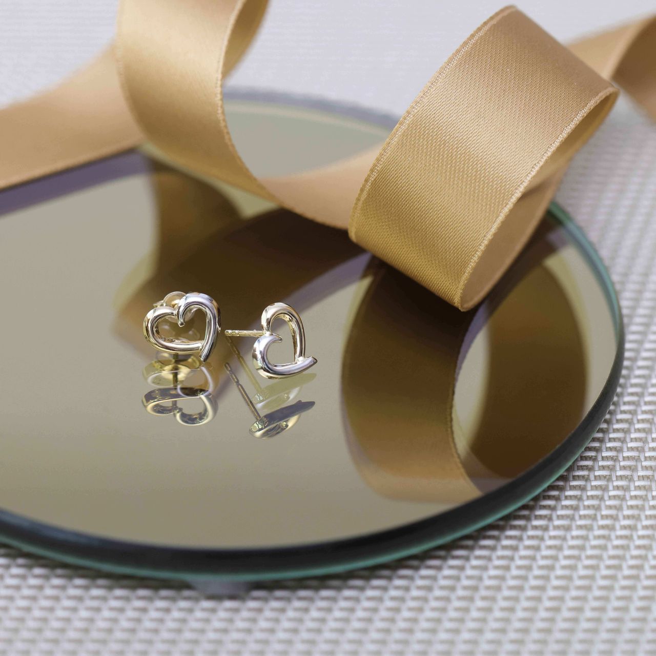14 karaat gouden bicolor oorknoppen hart opengewerk voor dames