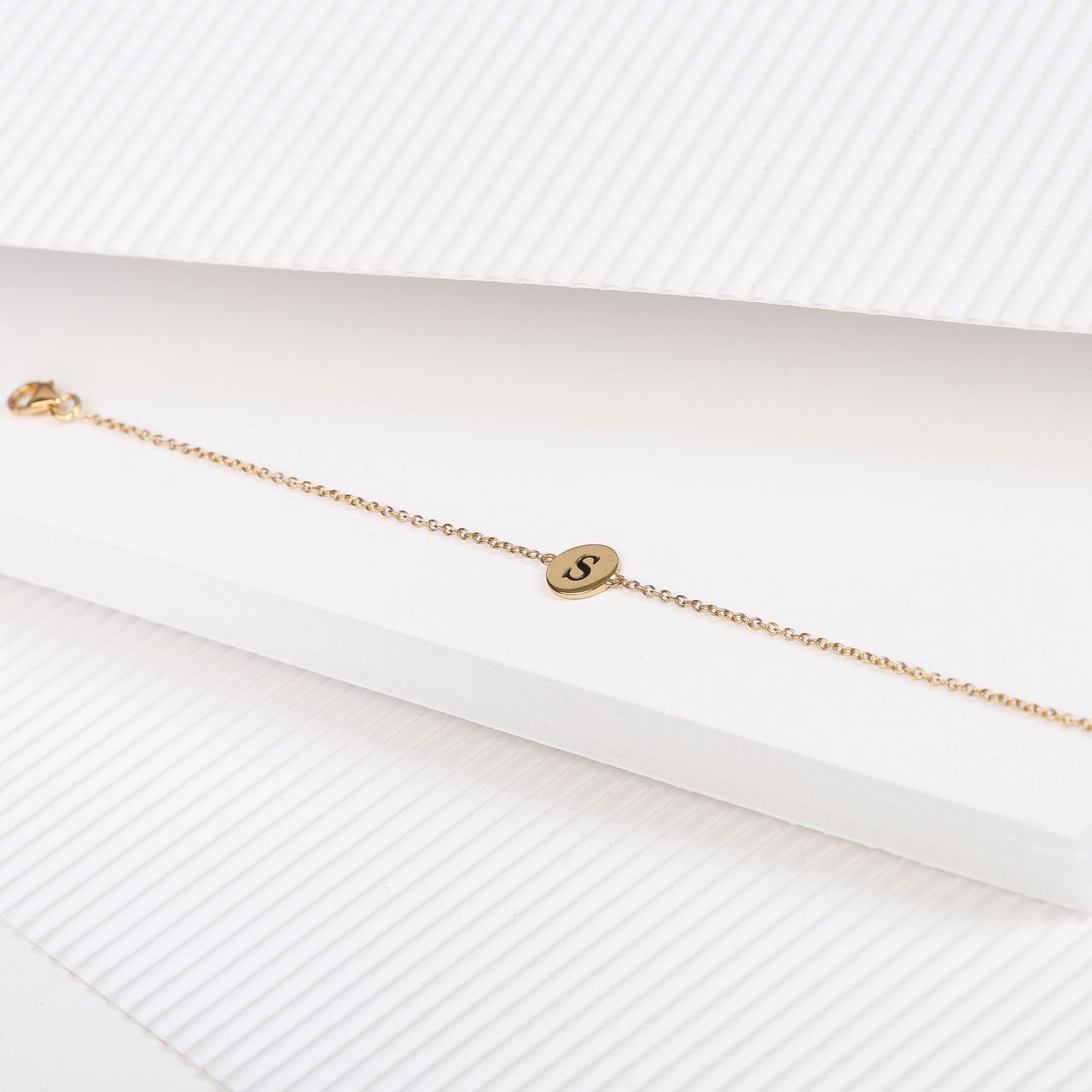 Zilveren goldplated fantasiearmband met letterhanger voor dames