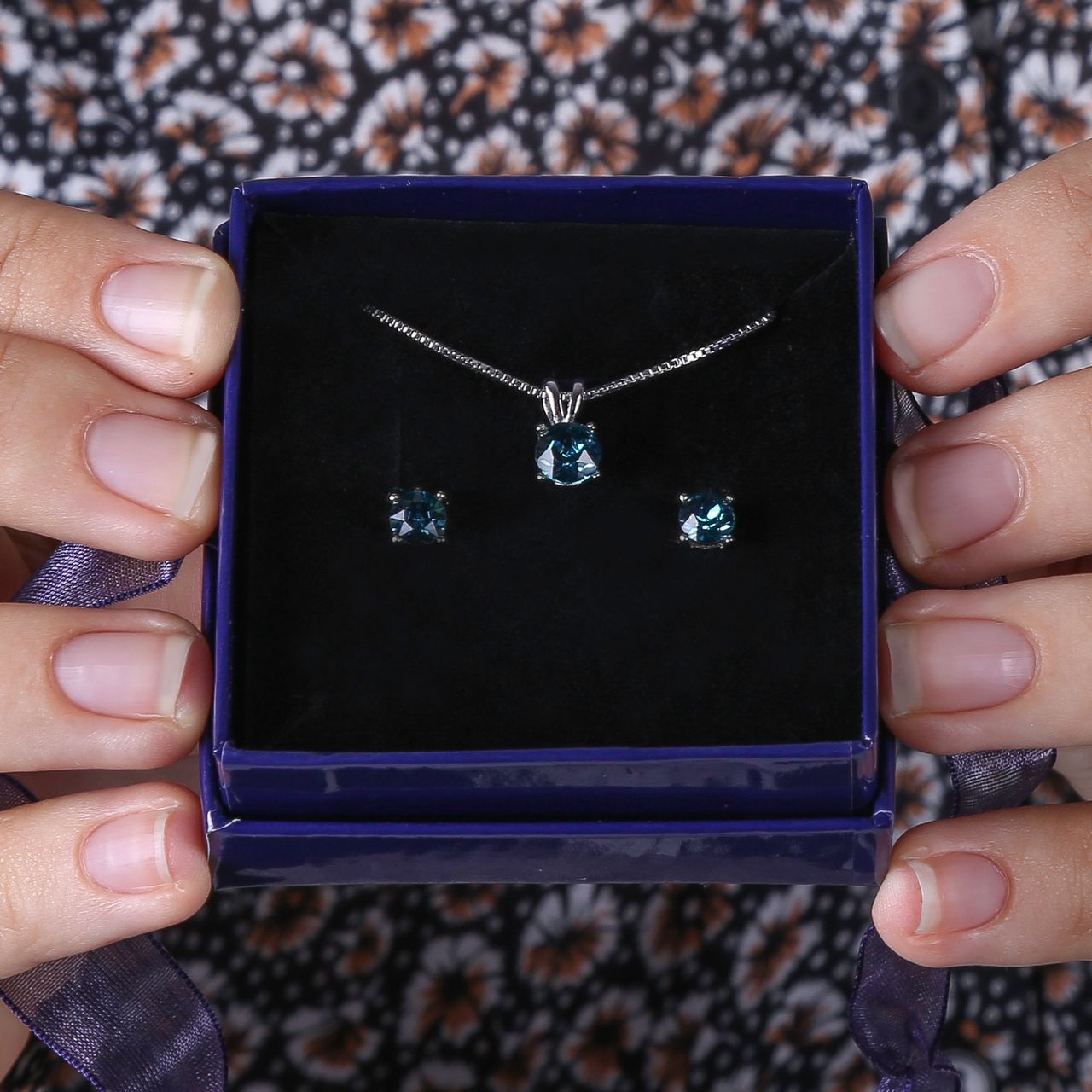 Zilveren set kristal indicolite
