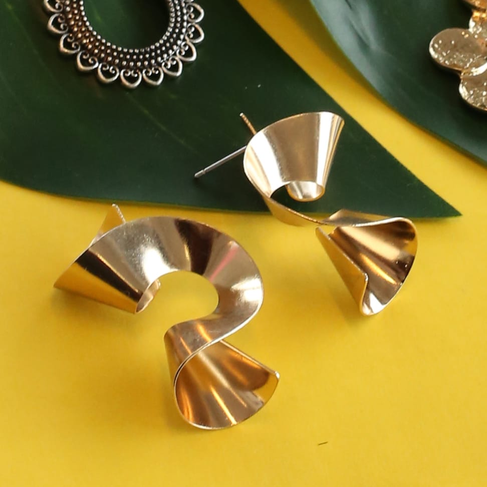 Goudkleurige byoux oorbellen krul