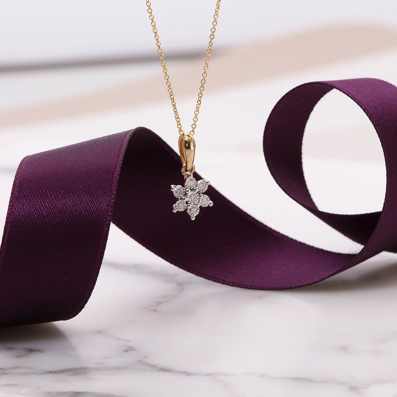 14 Karaat geelgouden ketting bloem 0,05ct