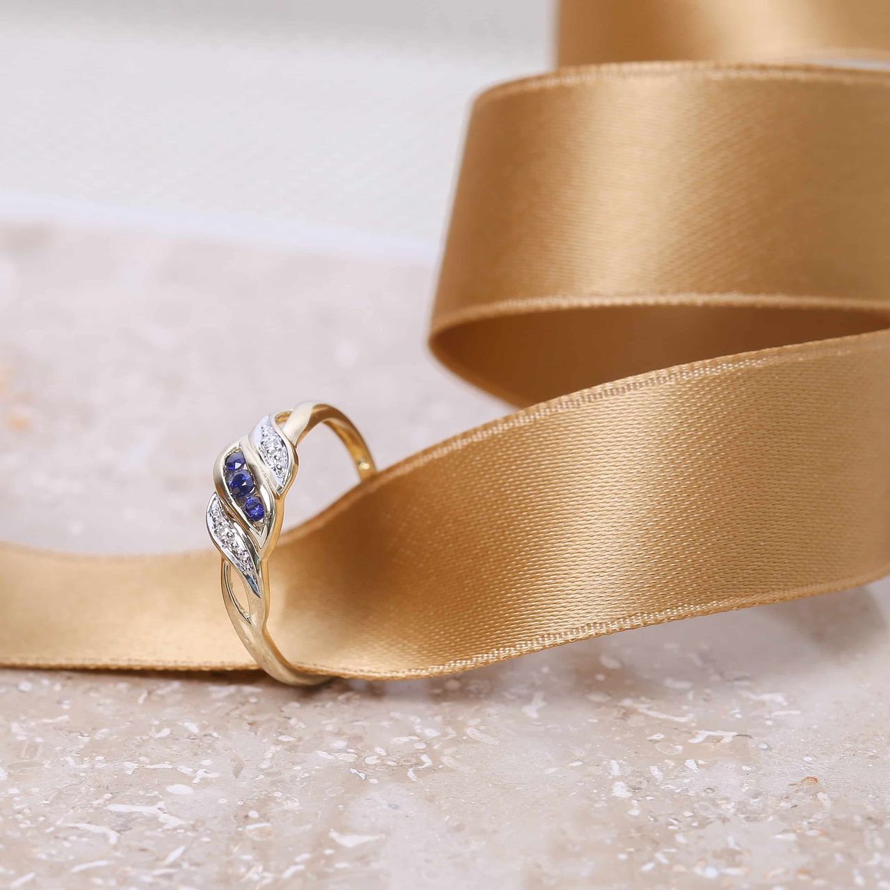 Ring, 585 Gelbgold, mit Saphir und Diamant 0,01 kt
