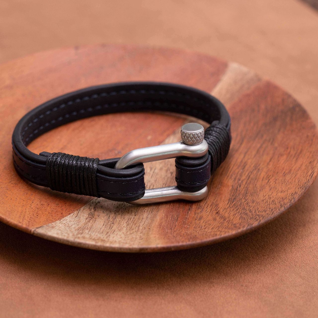 Gerecycleerd stalen armband zwart/blauw leer harpsluiting mat