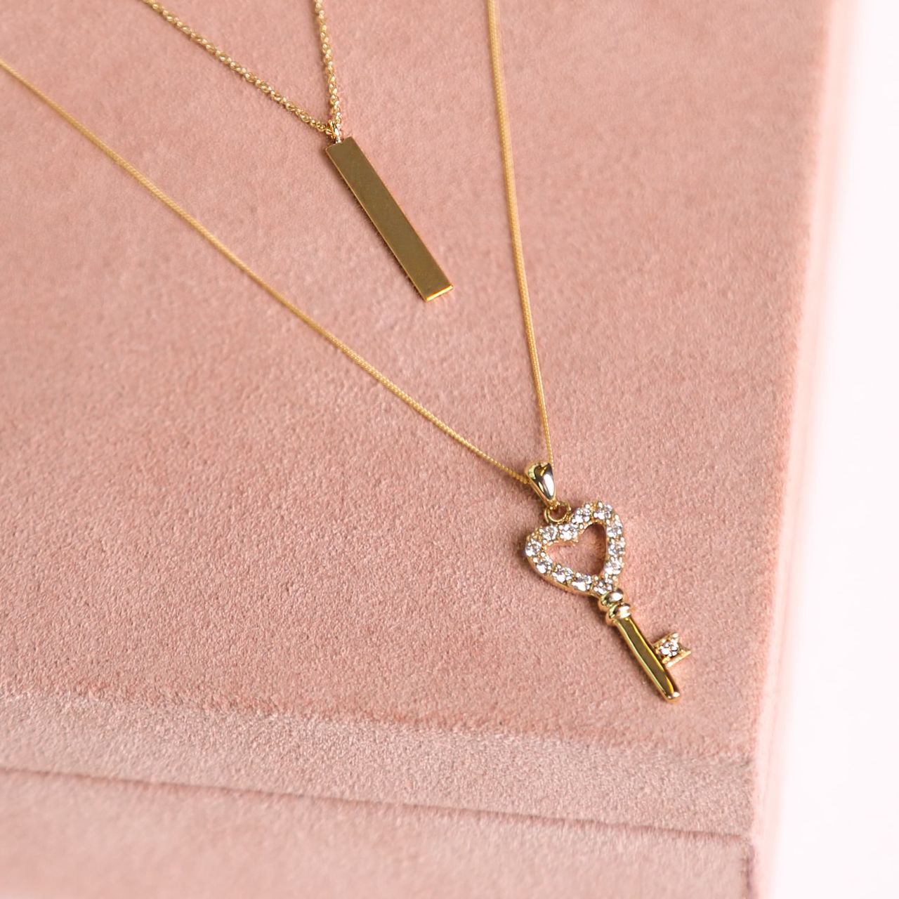 Kette aus 375 Gold, Anhänger in Schlüsselform, mit Zirkonia