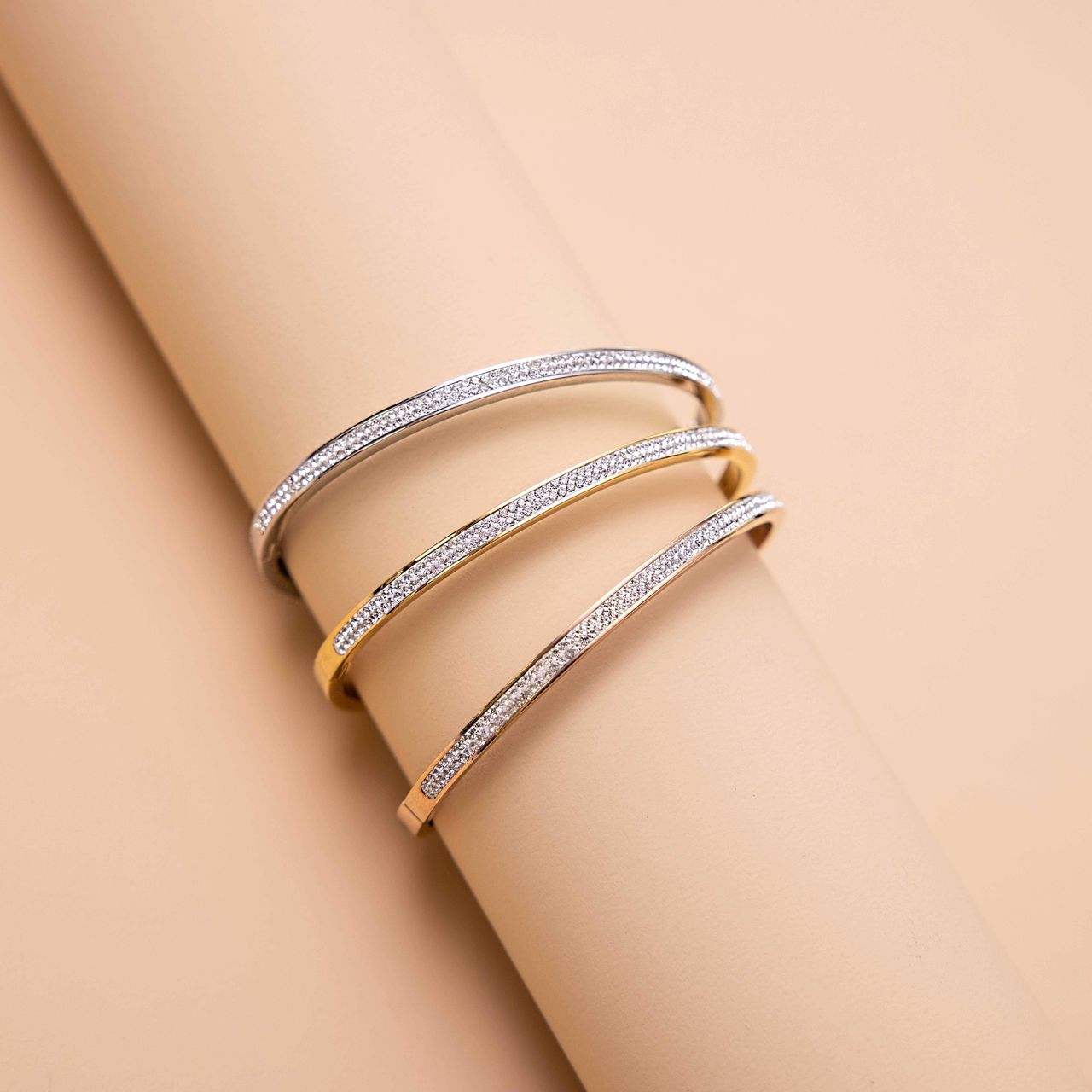 Guess stalen roséplated bangle met kristal voor dames