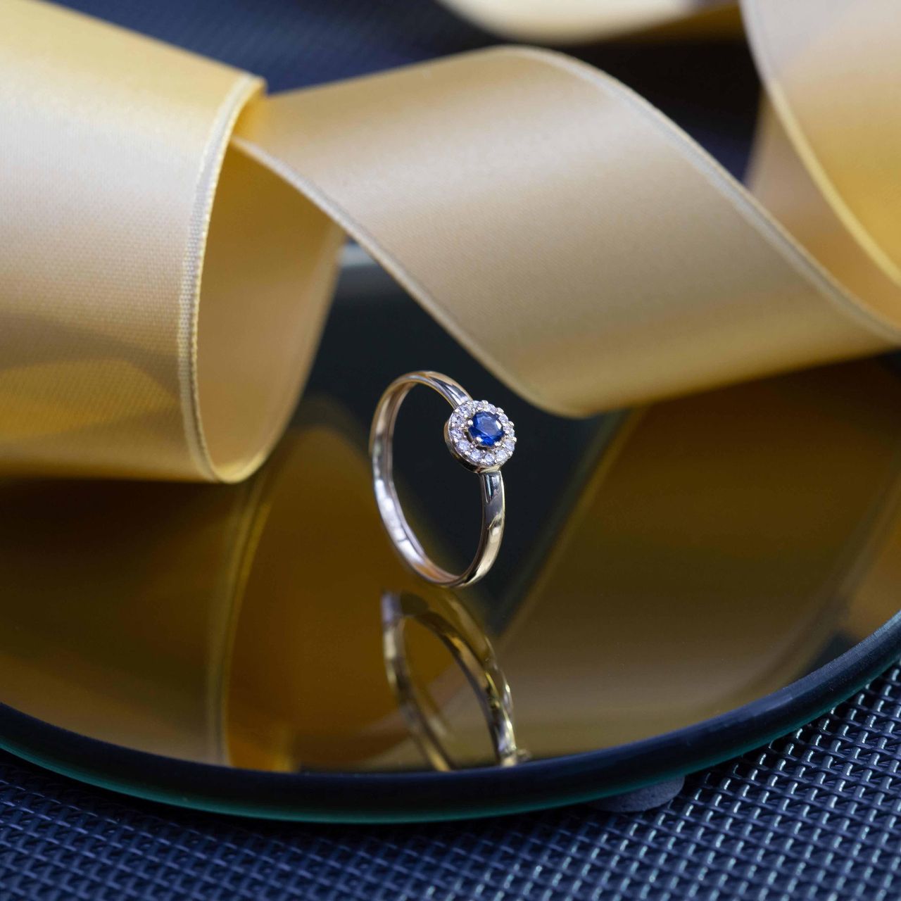 Ring aus 585 Gelbgold mit weißem und blauem Zirkonia