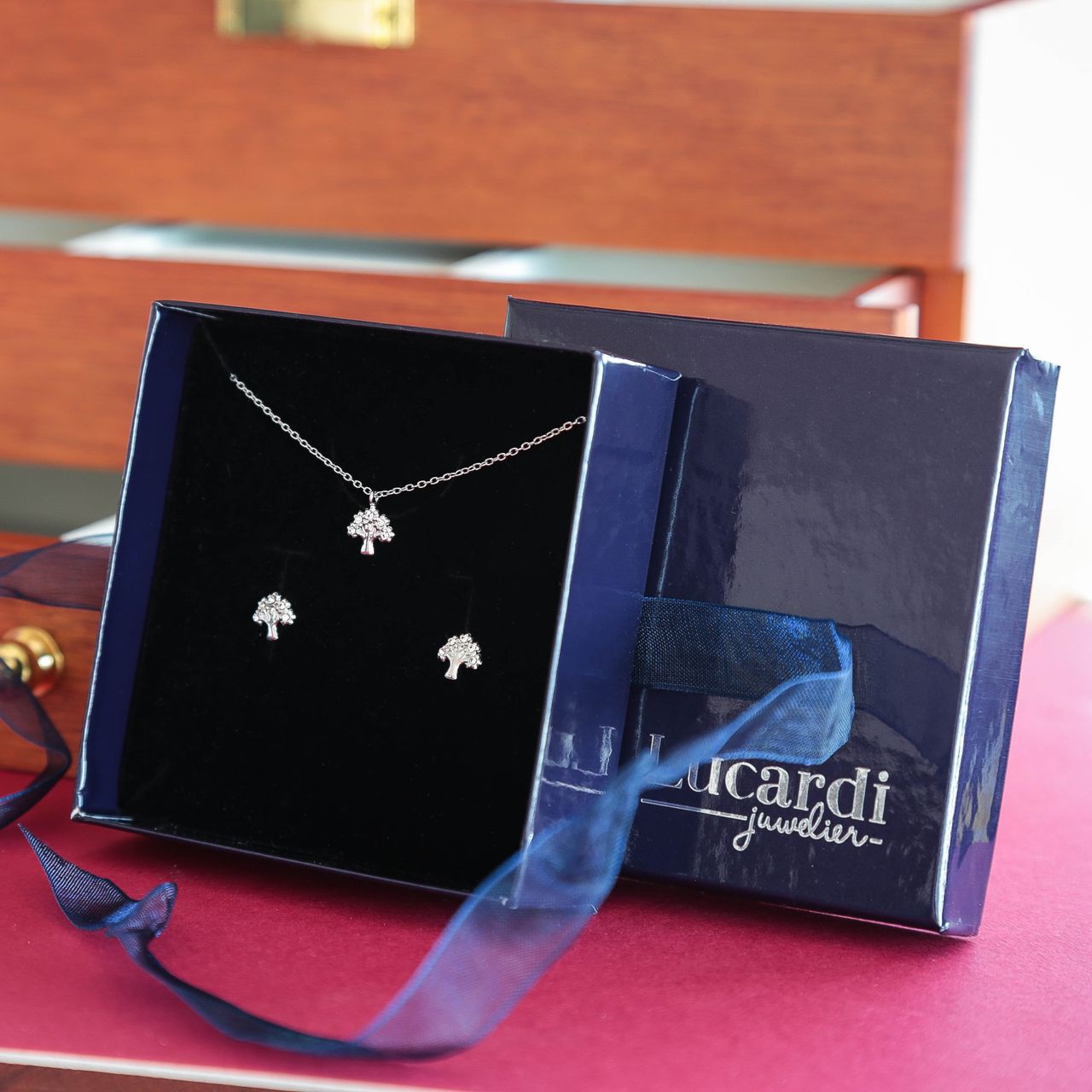 Zilveren set ketting&oorbellen levensboom kristal