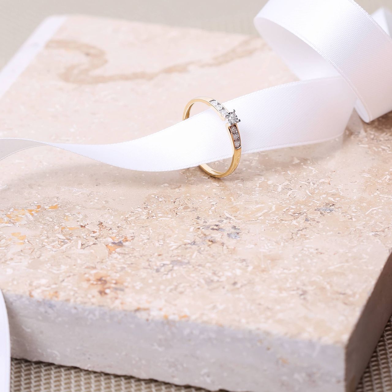 Ring, 585 Gelbgold, mit 7 Diamanten 0,05 kt