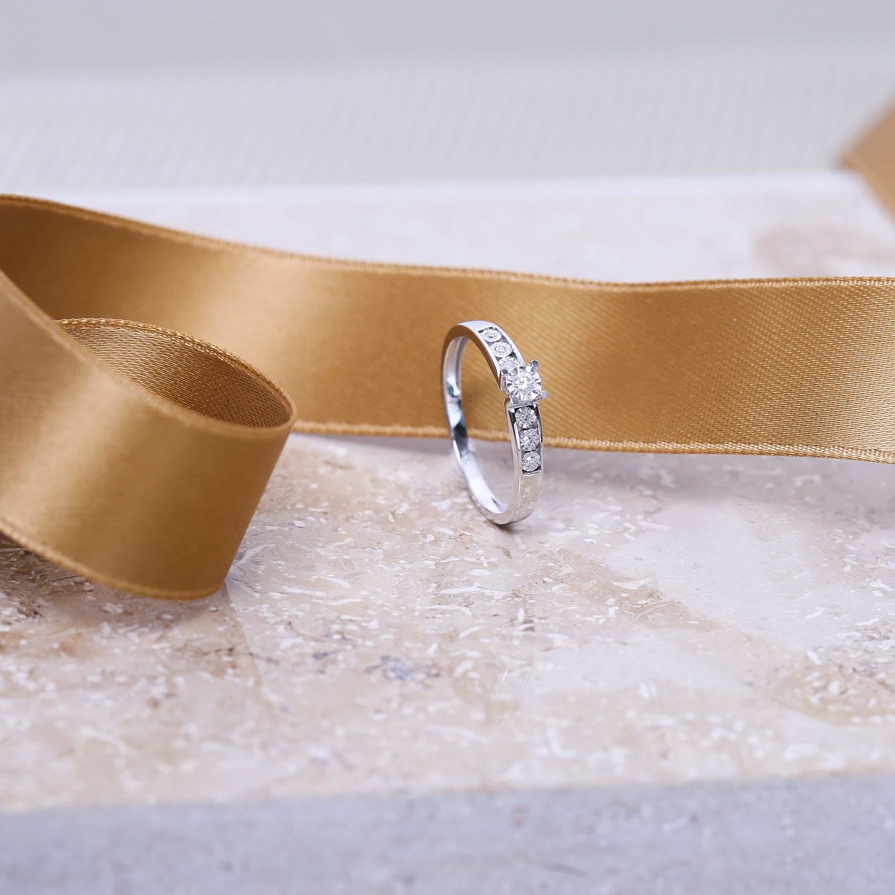 Ring, 585 Weißgold, mit 7 Diamanten 0,05 kt