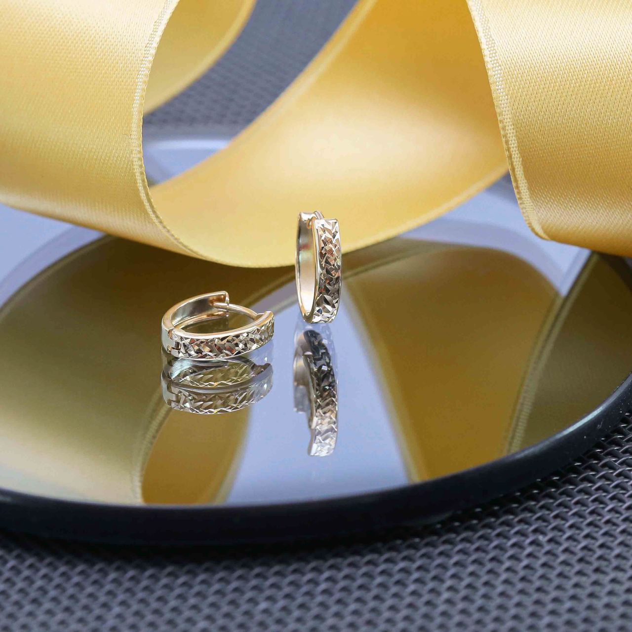 Ovale, bearbeitete Ohrringe aus 585 Gelbgold
