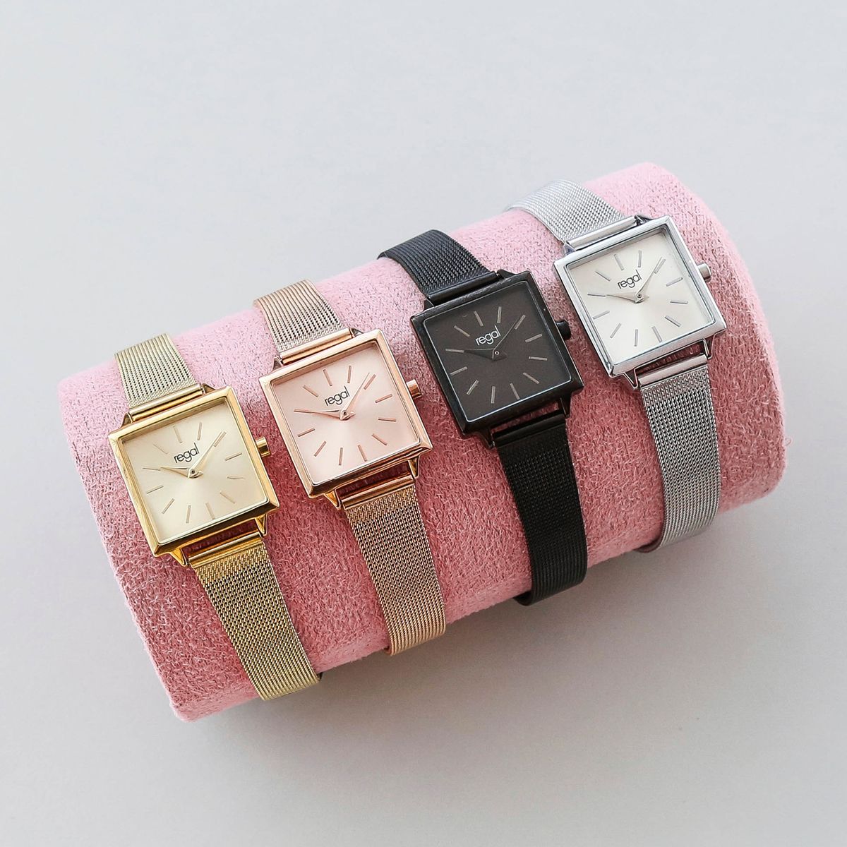 Regal horloge met een rosekleurige kast en band