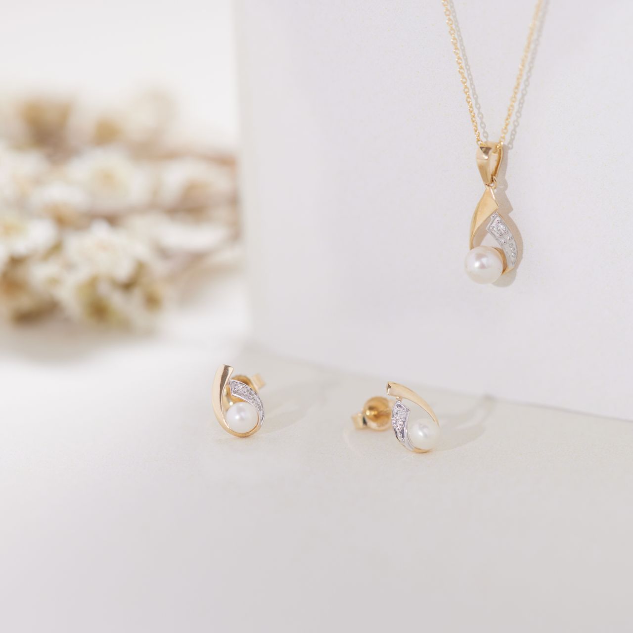 14K gouden ketting met hanger parel&diamant 0,01ct