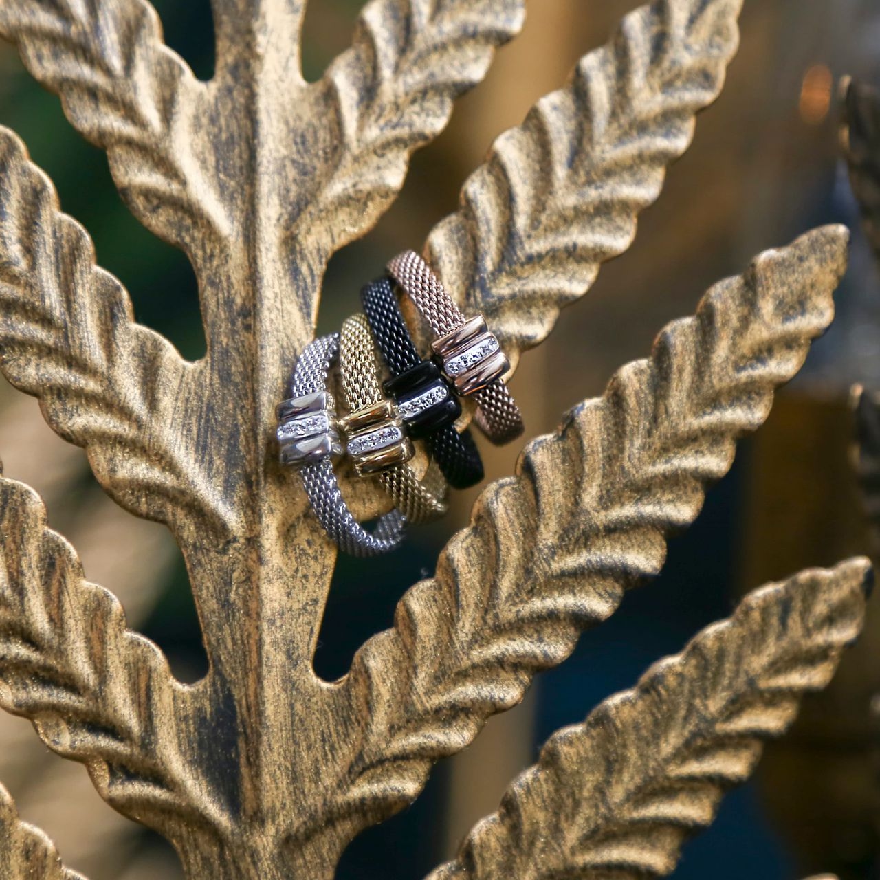 Gerecycleerd stalen ring mesh goldplated met kristal