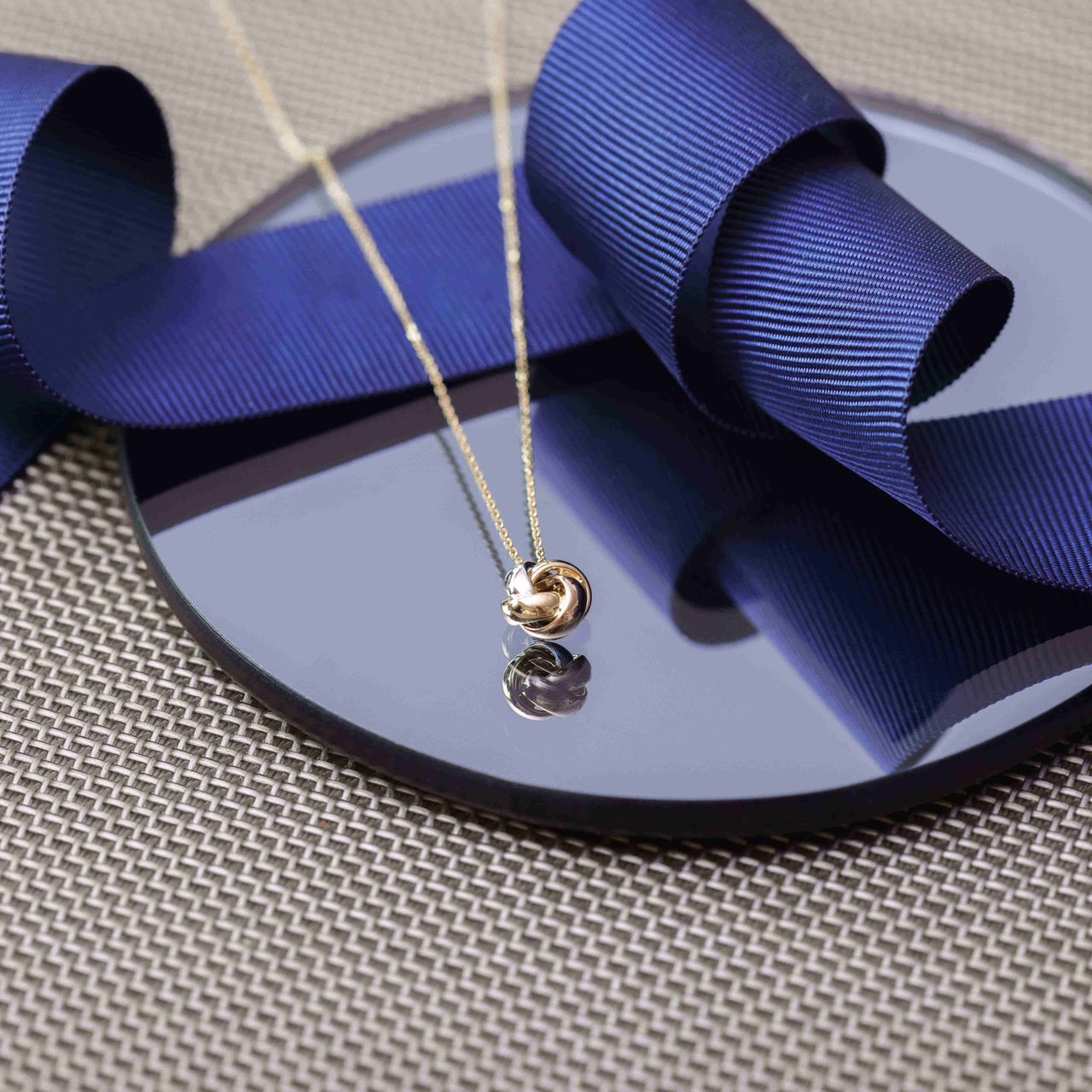 Kette aus 585 Gelbgold mit dreifarbigem Knotenanhänger