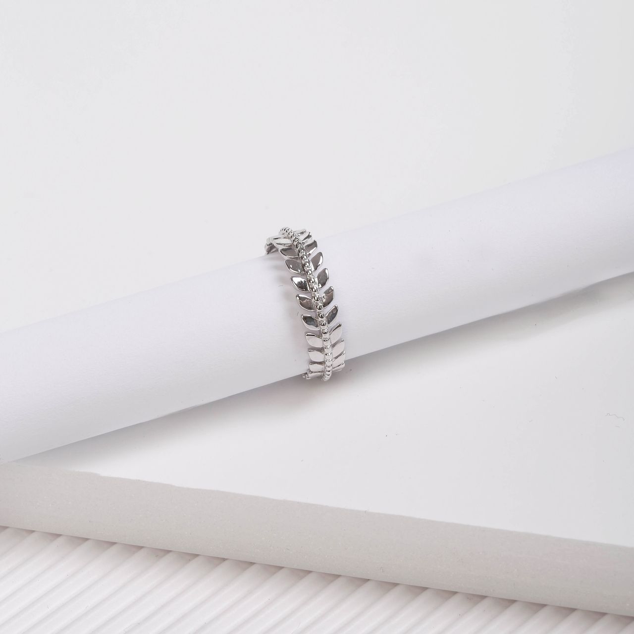 Zilveren ring veer rondom met zirkonia