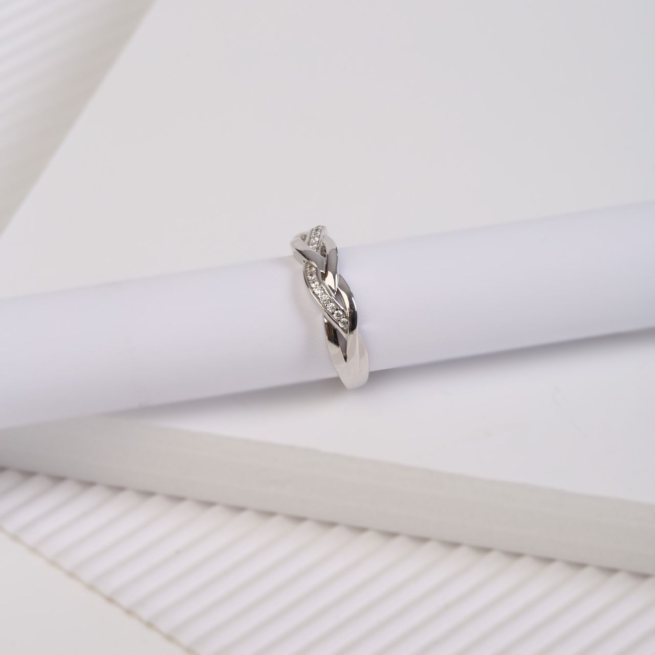Ring aus 925 Silber, gedreht mit Zirkonia