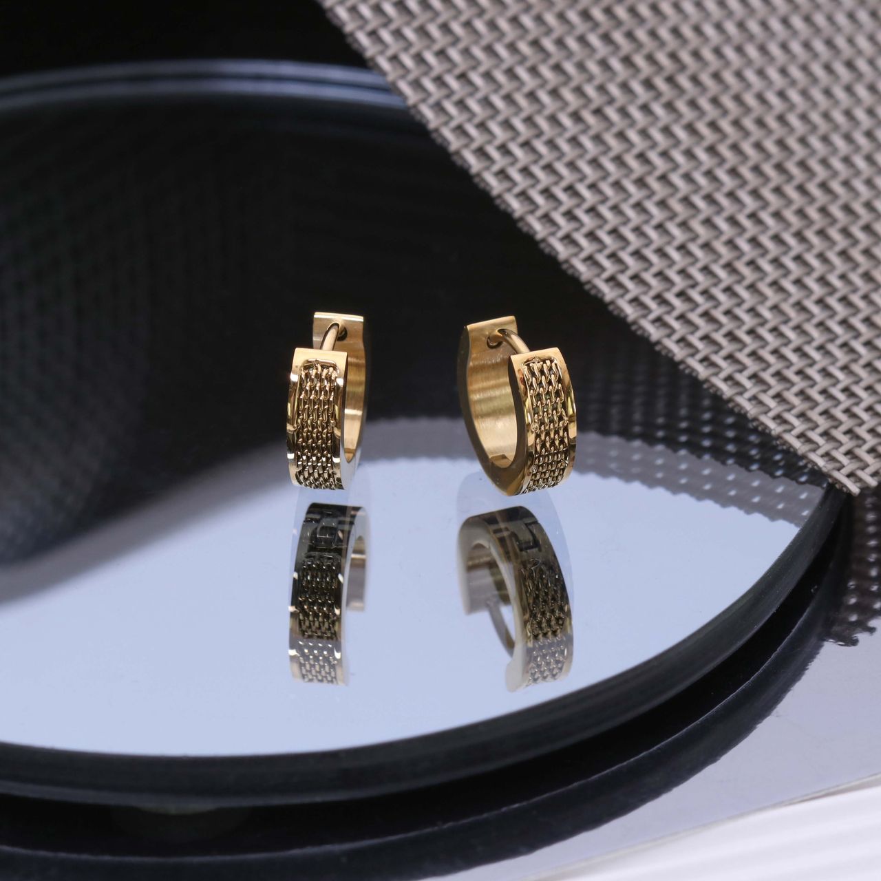 Donna mae gerecycled stainless steel goldplated oorringen mesh voor dames