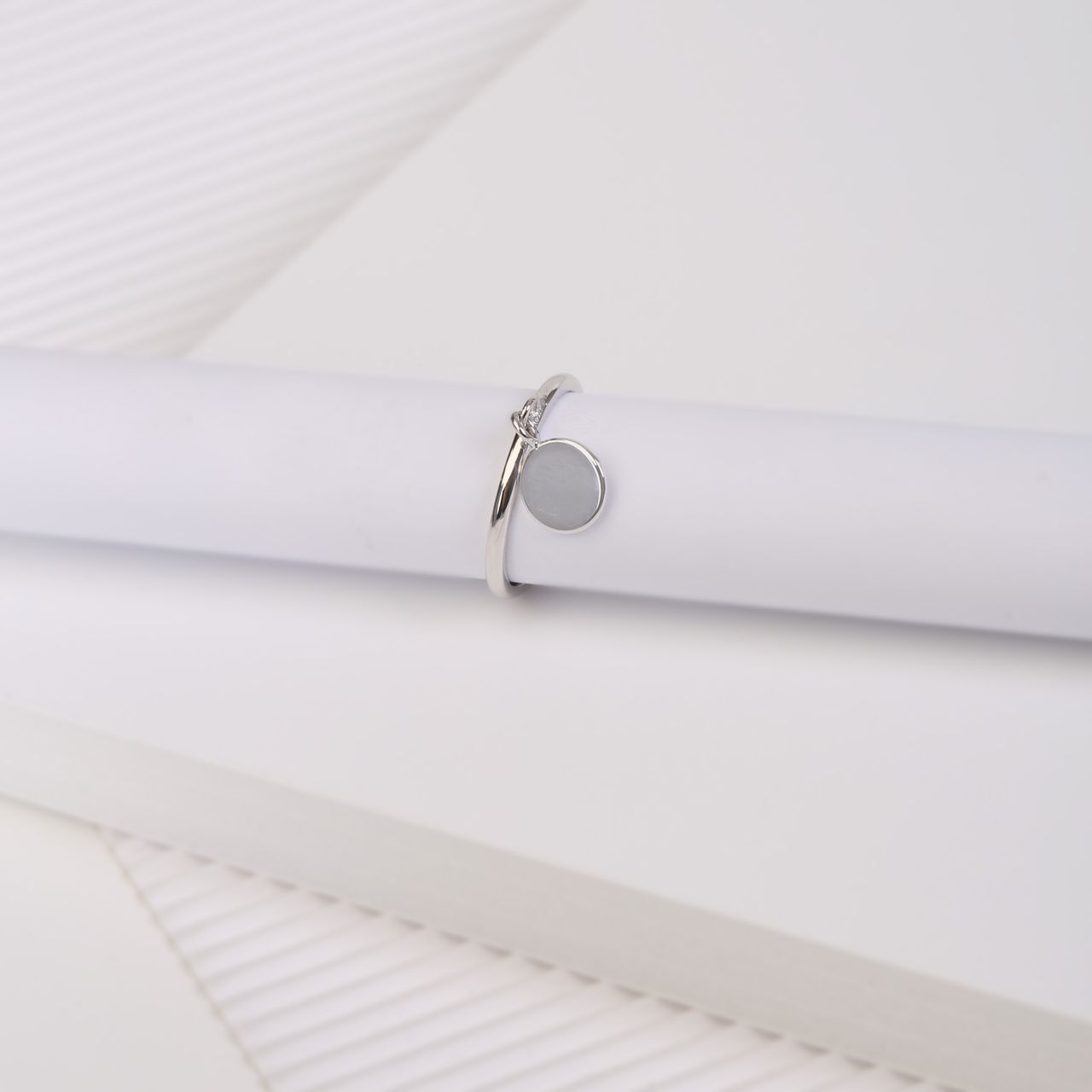Zilveren ring met bedel disc