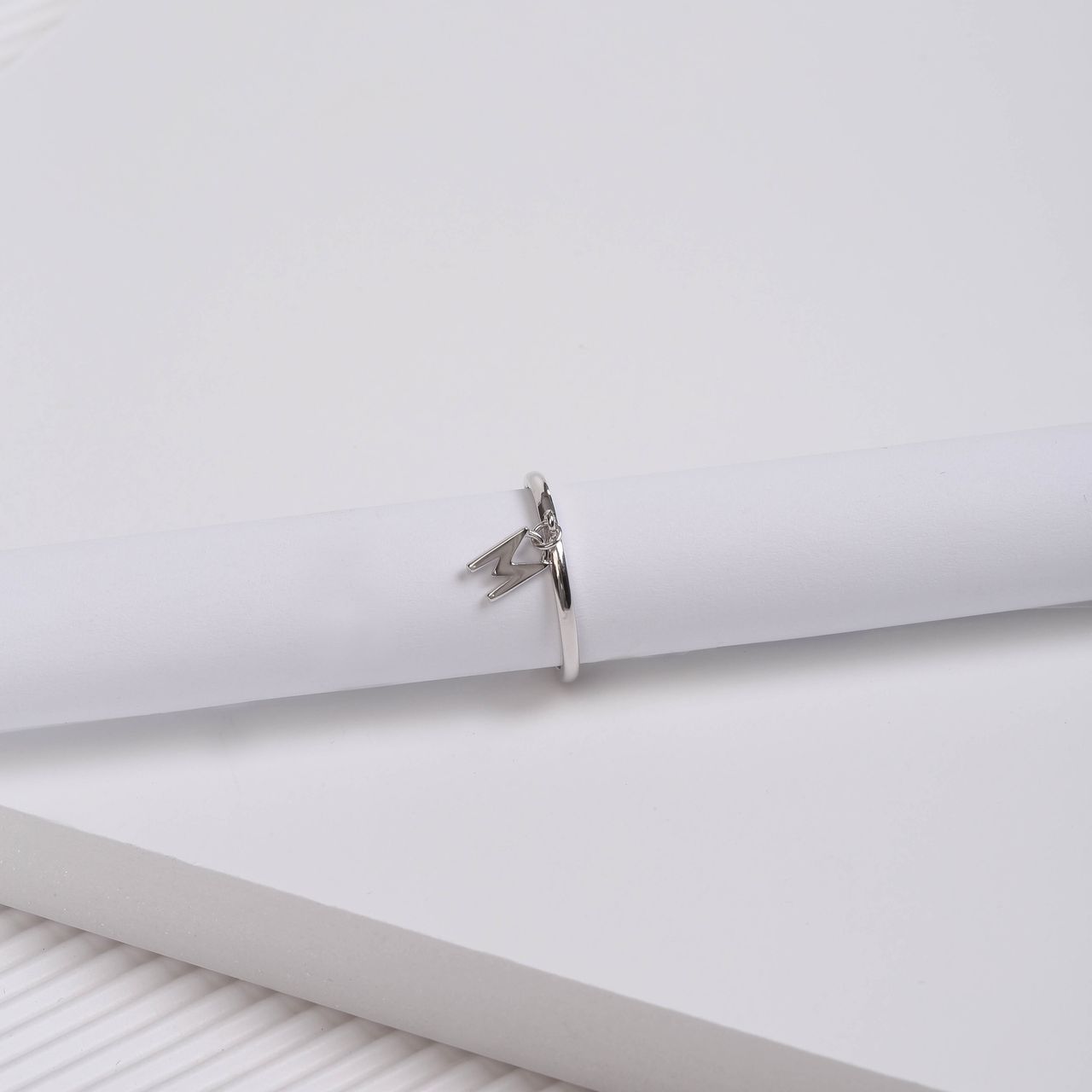 Silberring mit Buchstaben-Anhänger