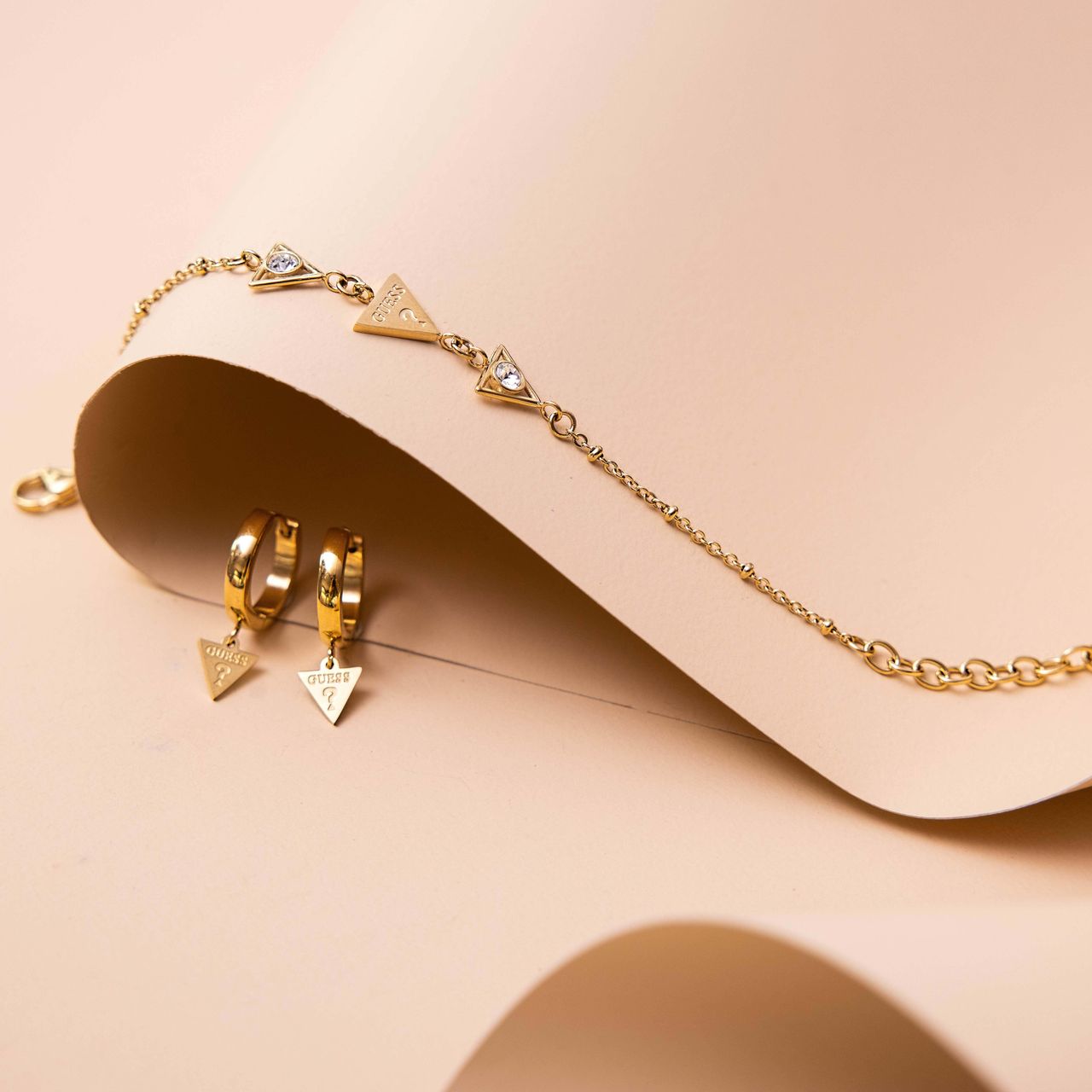 Guess stalen goldplated oorringen triangle 15mm voor dames