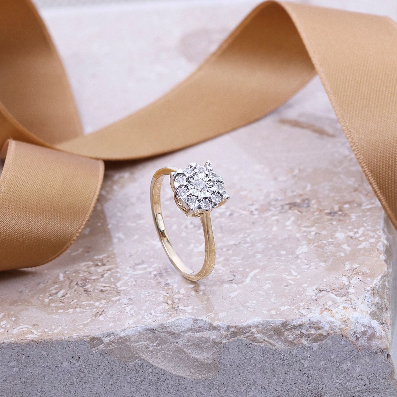 14 Karaat geelgouden ring met 10 diamanten 0,10ct
