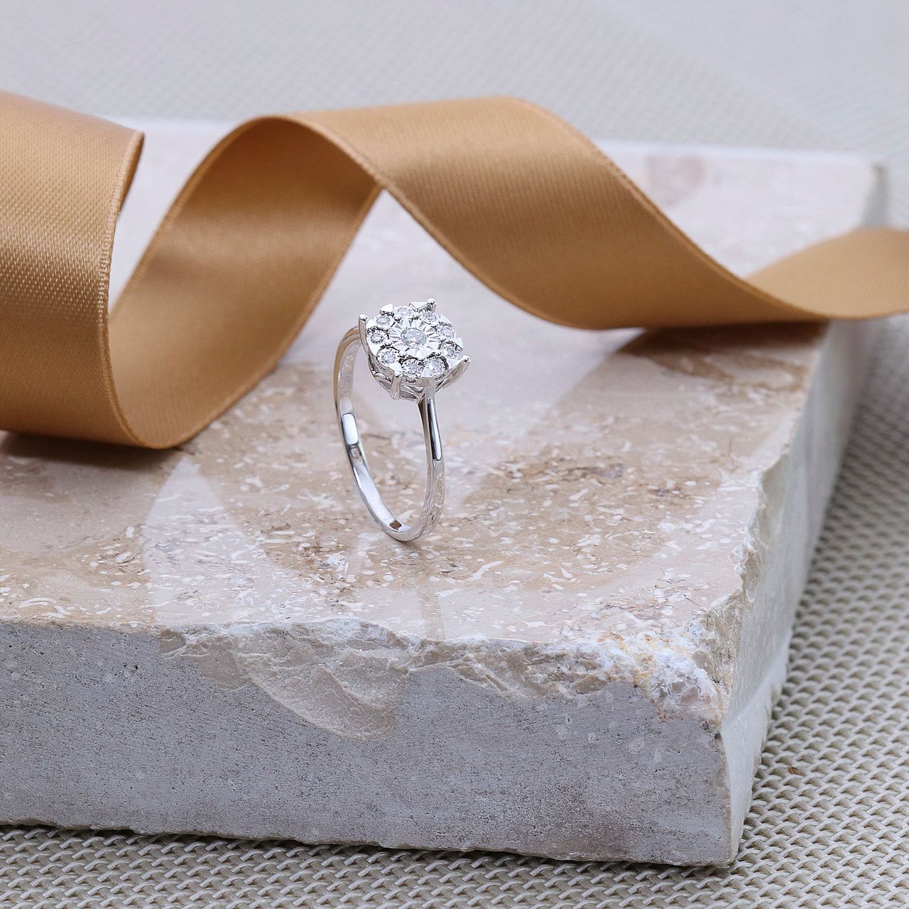 14 Karaat witgouden ring met 10 diamanten 0,10ct