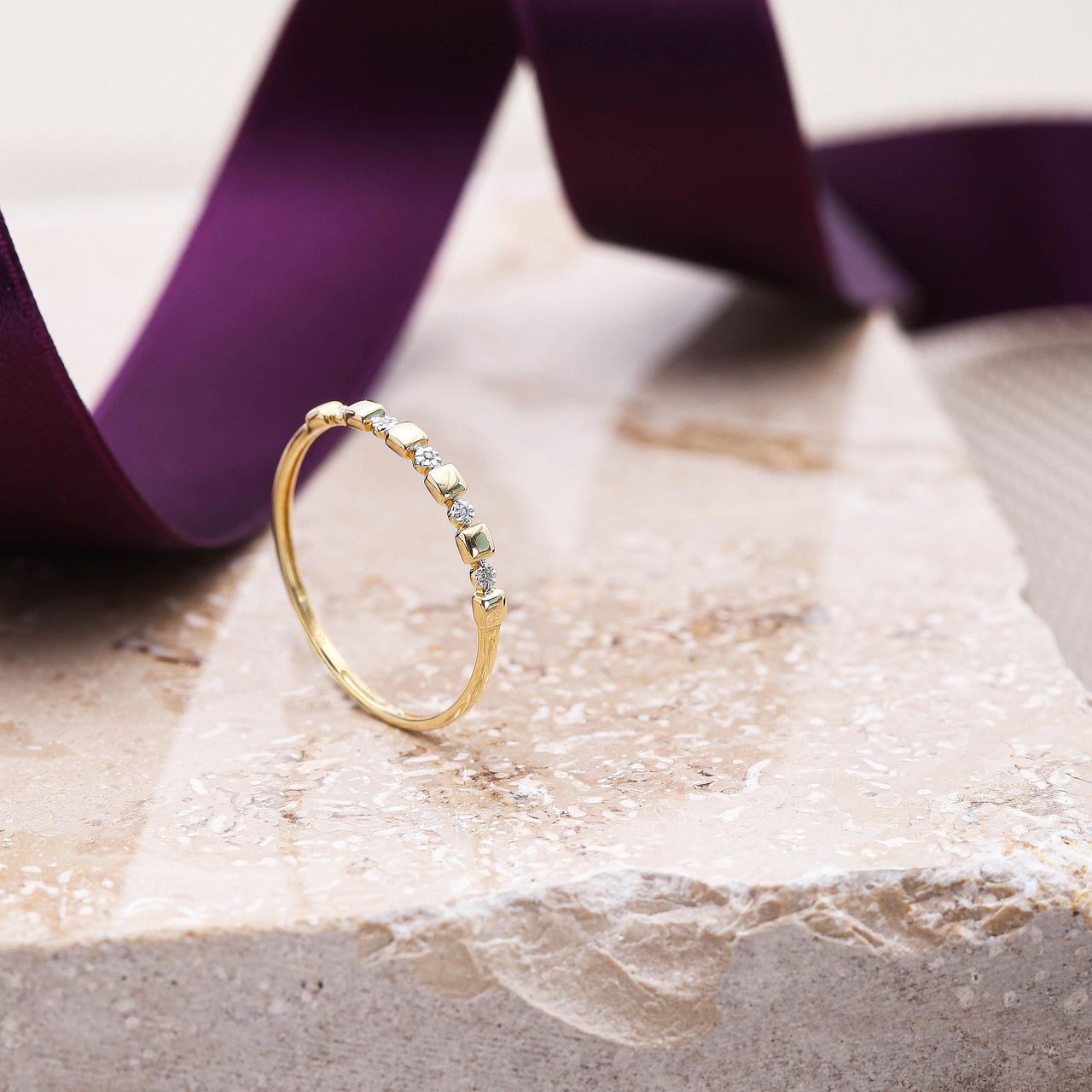 14 karaat geelgouden ring 5 diamanten (0,015ct)