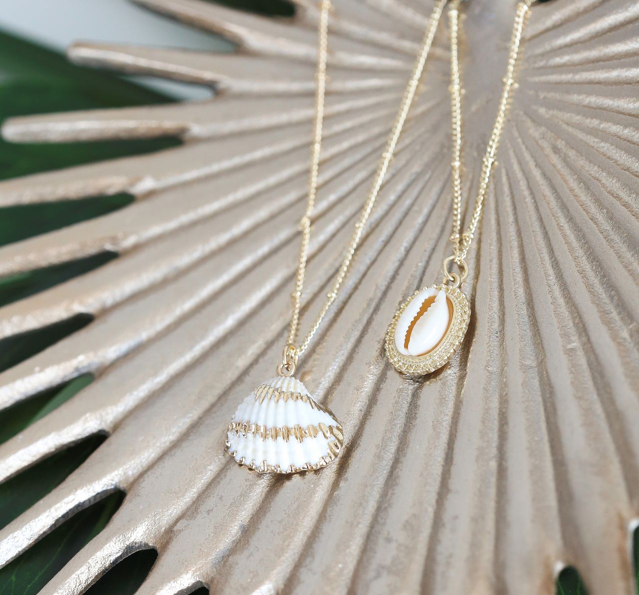 Goudkleurige bijoux ketting met schelp