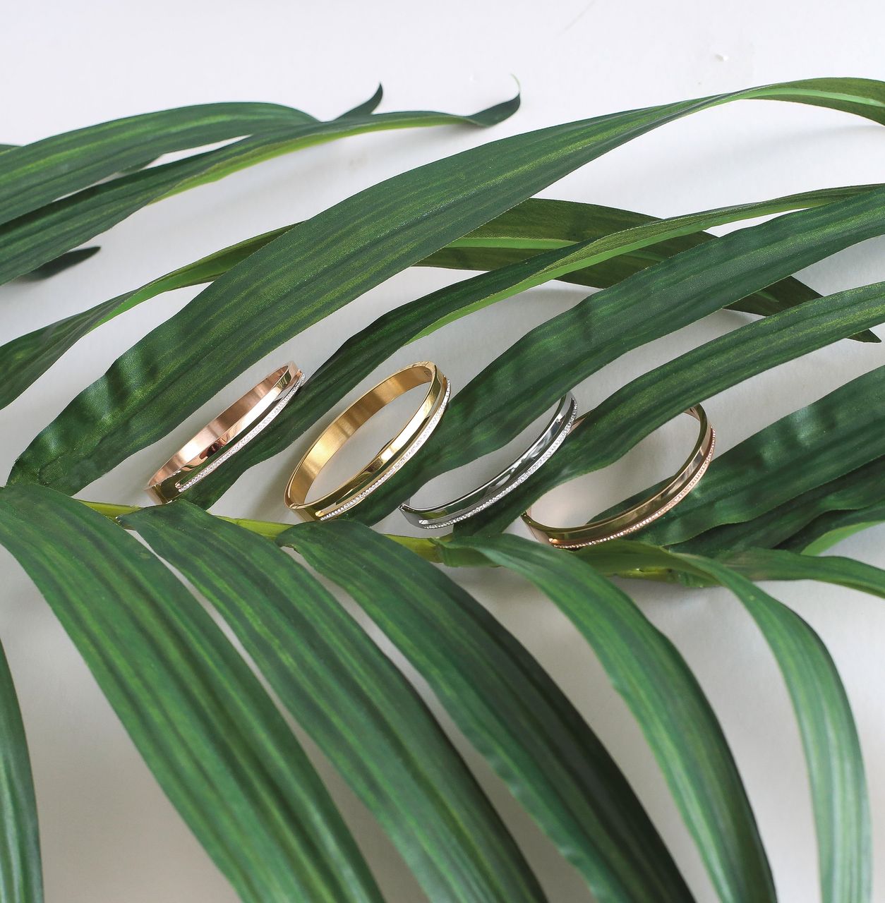 Stainless steel roséplated bangle met kristal voor dames