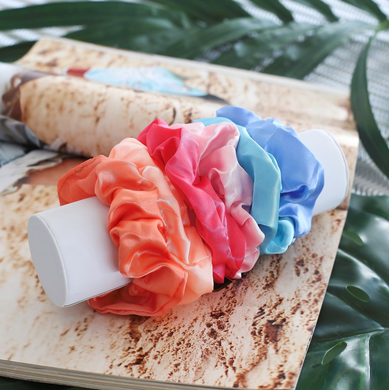 Set van 2 blauwe satijnlook scrunchies