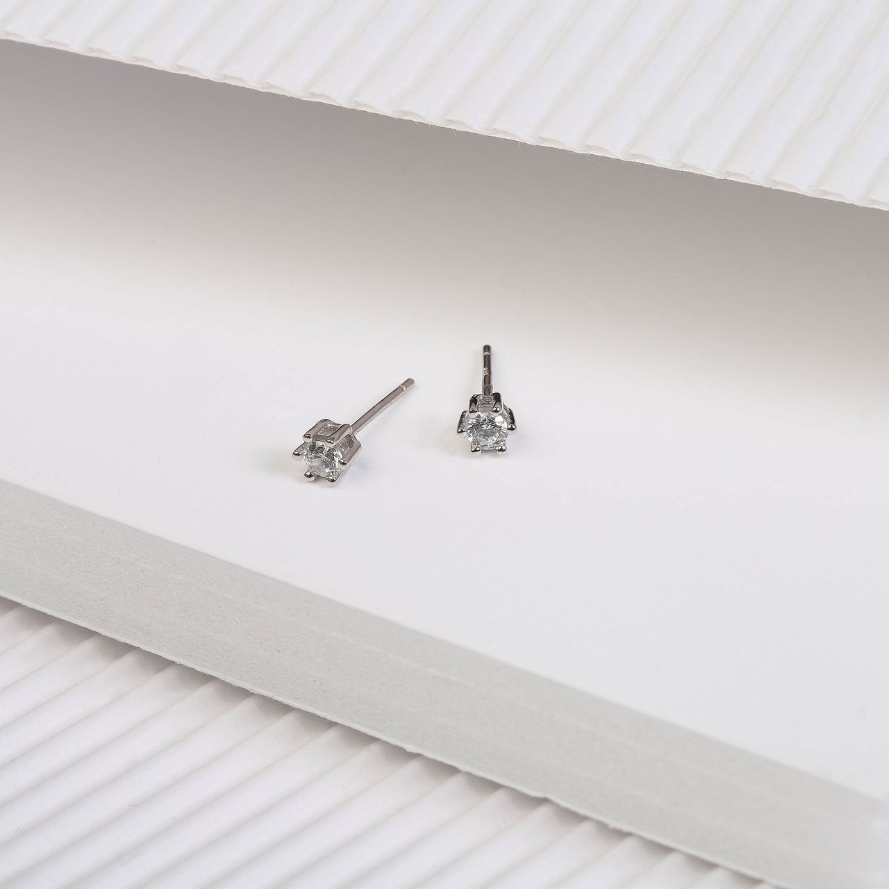 Ohrringe aus 925er Silber, rund, 3 mm, mit Zirkoniabesatz
