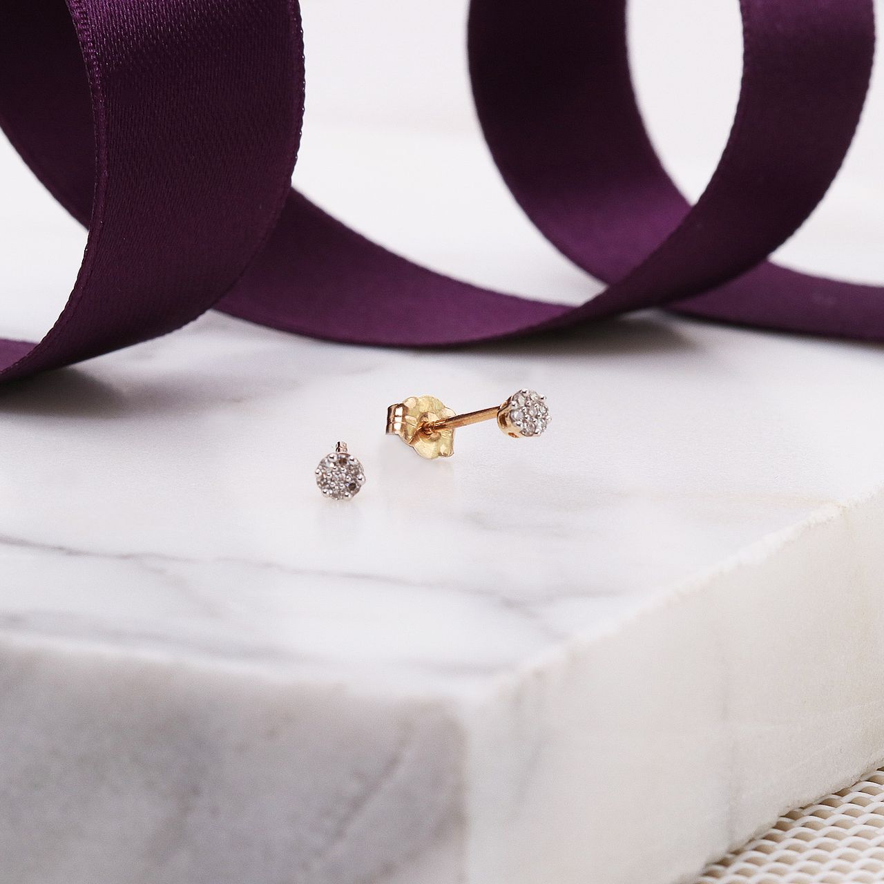 14 Geelgouden oorbellen diamant rond 0,05CT