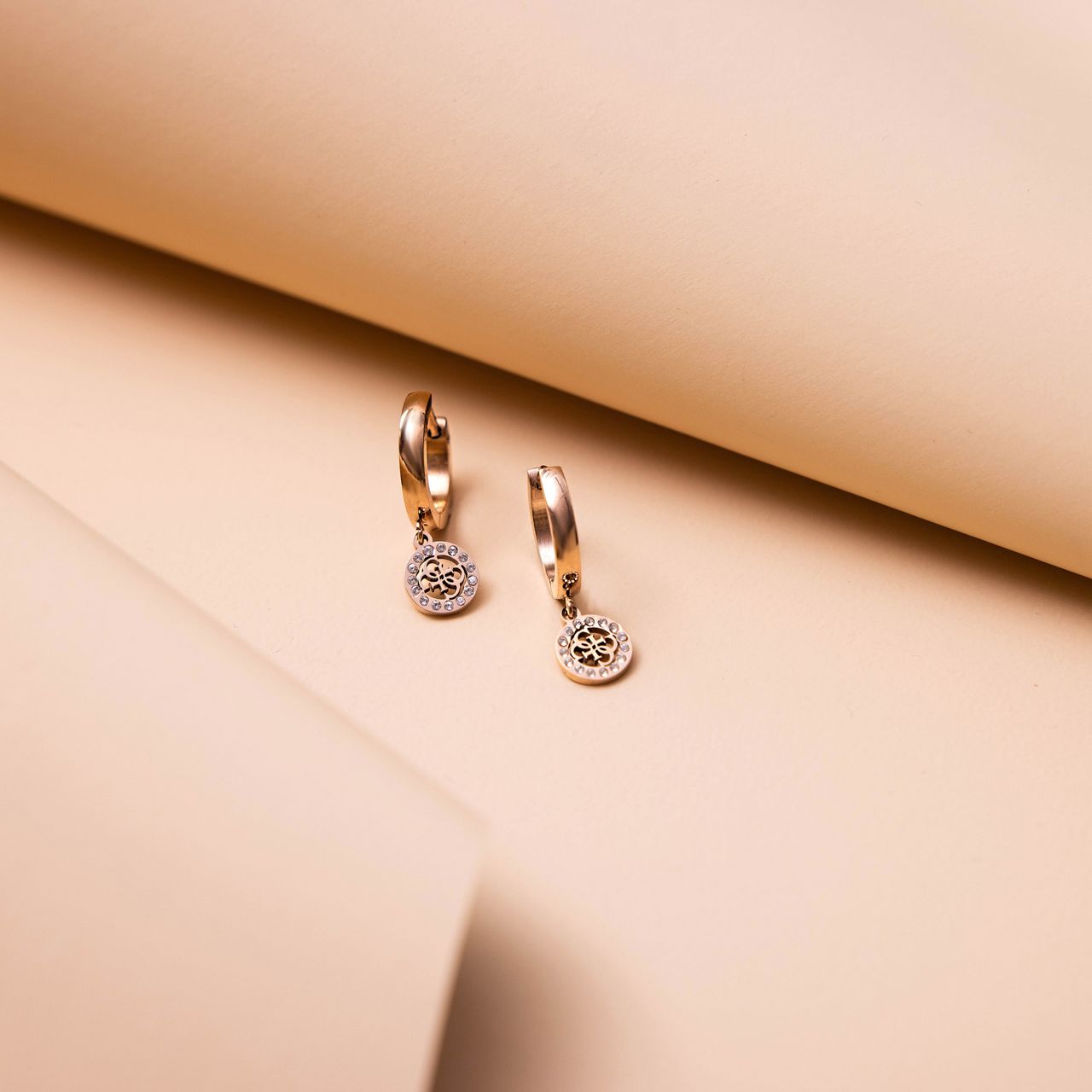 Guess stainless steel roséplated oorringhangers met kristal voor dames